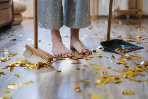 집에서 어떻게 손으로 카펫을 청소할 수 있을까요?
